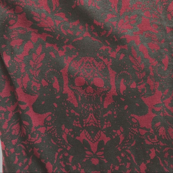 TALULA | RED & BLACK FLORAL & SKULL LACE PRINT TEE - Picture 6 of 7